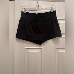 Elizabeth & James black shorts size 2